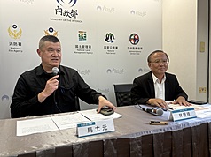 內政部15日舉行部務會報後記者會，由政務次長馬士元（左）主持，宗禮司長林振祿（右）等人說明。