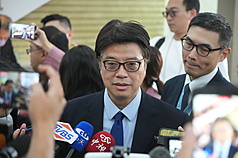 陸委會主委邱垂正(圖中)20日赴立法院備詢前受訪表示，中共介選已是赤裸裸地進行。資料照片