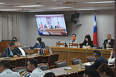 立法院長韓國瑜(後右)16日召集朝野黨團總召，協商處理「老人福利法」修正草案(圖)，因未有共識隨即交付表決，在藍白兩黨人數優勢下，通過全額補助老人健保費一案。