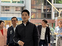 台北市長蔣萬安(前中)16日在中山國中出席「新世代－酷AI智匯教室」啟用儀式暨成果展示發布會，並回應松山機場遷建、放寬都更門檻等議題。