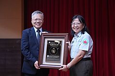 中央大學16日指出，將編號755922小行星正式命名為金門國家公園(Kinmen)，中央大學校長蕭述三(左)頒贈小行星銘版給金門國家公園管理處處長黃子娟(右)。（中央大學提供）