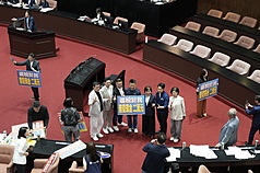 國民黨立法院黨團16日提案，將攸關普發現金新台幣2萬元的「全民共享經濟成果及穩定民生」特別條例
草案逕付二讀，交付黨團協商，經表決後通過。國民黨立委在議場持標語拍照留念。