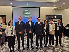外貿協會籌組的中東歐貿易訪問團15日在羅馬尼亞首都布加勒斯特舉行貿易洽談會。圖為羅馬尼亞眾議員艾克特（左2）、布加勒斯特市長丘庫（左3）、駐斯洛伐克代表李南陽（右4）、外貿協會訪問團團長范繼文（右2）。
（駐斯洛伐克代表處提供）
