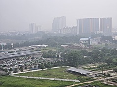 馬來西亞持續受到跨境煙霾影響，市區天空灰濛濛，遠處高樓籠罩在煙霾中。首相安華將於19日召開國家災害會議，協調跨部門應對措施。