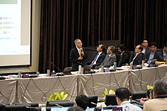 台灣大學17日召開校務會議，校長陳文章（左）會前受訪，談及科學班連署盼逕升大學議題，他認為招生制度要顧及公平，建議回歸現行「特殊選才」管道。