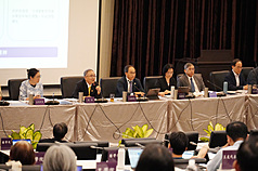 國立台灣大學17日開校務會議，校長陳文章會後與媒體座談時，主動談及近來爭取人才來台遇到的困難，希望政府能給予更多的支持和彈性。