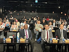 國合會30週年校園大使成果發表17日在台北舉行，外交部次長陳明祺（前右2）、國合會副秘書長李志宏（前右1），以及聖露西亞駐台大使路易斯（Robert Kennedy Lewis）（前左1）出席。