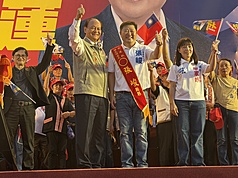 無黨籍花蓮縣長參選人張峻（前右2）17日在吉安鄉舉行競選總部成立大會，行政院政務委員季連成（前右3）到場力挺。