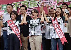 民進黨苗栗縣長參選人陳品安（前右）、苗栗市長參選人林月琴（前左）聯合競選總部成立大會17日舉行，副總統蕭美琴（前中）到場力挺。