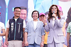 國民黨新竹縣長參選人徐欣瑩（前中）17日成立競選
總部，黨主席鄭麗文（前右）到場站台。（徐欣瑩競選團隊提供）