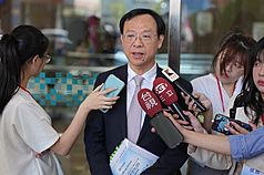 MD
部分長者免健保費　石崇良：負擔恐轉嫁年輕族群
藍白推「長者有條件免健保費」修法在立法院三讀通
過，引發醫界與民團強烈反彈。衛福部長石崇良
（中）18日在新光醫院出席活動時受訪表示，中央政
府預算可能無力補健保赤字，勢必面臨保費調漲，負
擔轉嫁15到64歲族群。
中央社記者徐肇昌攝　115年10月18日