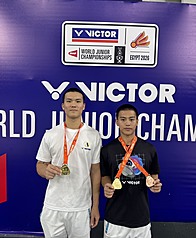 世界青年羽毛球錦標賽在埃及開羅舉行，台灣新秀組合陳秉軒（左）、李威霆（右）在冠軍戰擊敗日本組合奪金。（林峻永提供）