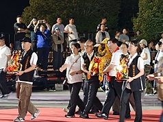 有「台商媽」之稱的中國江蘇昆山慧聚天后宮媽祖17日結束彰化鹿港天后宮「回娘家」行程，昆山台商協會會長、慧聚天后宮負責人孫德聰（右3）迎媽祖回鑾。