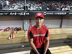 中職味全龍隊18日將20歲野手曾聖安（圖）排入台灣大賽第2戰先發打序，他笑說，賽前練習站上場都在發抖，感覺腳軟、沒什麼力量，從來沒有這麼緊張過。