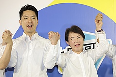 台中市長盧秀燕(右)今天(19日)北上出席選舉記者會，宣布擔任爭取連任的台北市長蔣萬安(左)競選總部主委。