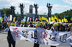 DD
勞團上凱道籲政府正視勞工問題（3）
多個勞工團體19日集結凱達格蘭大道，要求政府改善
勞工薪資、退休保障、利潤分配及基層人力不足等問
題，並呼籲政府別再只是喊AI共享口號，應提出具體
作為。
中央社記者徐肇昌攝　115年10月19日