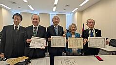 日本自10月起開放台灣人申請將國家資格證照上的國籍標示由「中國」更改為「台灣」。日本台灣友好議員聯盟19日召開專案小組會議，多名旅日台灣人與會。旅日牙醫師陳憲文（左2）表示，4年前第一次參與相關聽證會，如今終於看到成果，讓他感慨萬千。