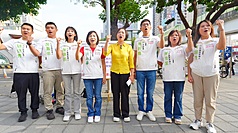 民主進步黨台中市長參選人何欣純（右4）19日舉辦「新台中，交給我」行動記者會，提出公車改善方
案，盼用市民視角檢視並解決問題。
