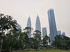 馬來西亞南部學校26日陸續恢復上課，此前鄰國印尼野火造成的有毒霾害持續數週，如今空氣品質已逐漸改善。