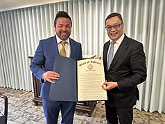 美國印第安納州副州長貝克威斯（Micah Beckwith，另譯：貝邁克，左）國慶訪台期間，向外交部次長陳明祺致贈印州參議院友台決議文。（駐芝加哥辦事處提供）