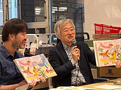 台灣繪本作家劉旭恭（左）18日受邀前往東京紀伊國屋書店新宿本店，分享日譯新書「你看看你，把這裡弄得這麼亂！」的創作理念，並與日本作家松本猛（右）展開對談。經常造訪台灣的松本猛對台灣繪本給予高度評價，直言如今已不遜於日本。