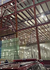 高雄市楠梓區台積電F22廠區20日發生工安事故，疑因鋼構連結板螺栓斷裂致4人墜落，造成3死1傷。（高雄市政府消防局提供）