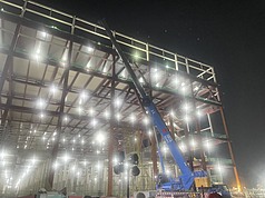 台積電F22 P4新建工程20日發生工安事故，4名作業人員從事鋼構吊掛安裝作業時，疑似因3樓外側鋼構連結板螺栓斷裂，導致作業人員與鋼構組件自高處墜落，4人經搶救不治。（高雄市政府警察局楠梓分局提供）