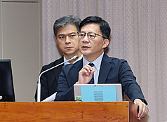 教育部次長張廖萬堅（前）21日到立法院教育及文化委員會專案報告「我國普特融合教育政策推動與教育現場支持體系之檢討」。