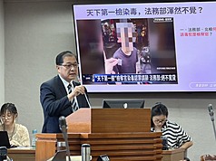北檢劉姓檢察官涉施用毒品案，新北地檢署緩起訴處分並依職權送高檢署再議；法務部長鄭銘謙（中）21日在立法院表示，已另案追查毒品來源，也責請高檢署督導各檢察機關強化行政監督及內部管理，防杜類似事件發生。