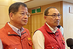 新北市長侯友宜（右）21日受訪表示，颱風薔琵來勢洶洶，是否停班停課，將於22日晚上8時與北北基桃共同宣布。