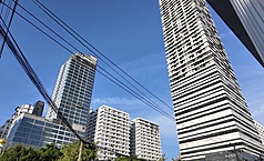 泰國大曼谷地區房地產市場復甦步調不一，建商面臨購屋需求疲弱、貸款審核趨嚴及開發成本偏高等壓力。圖為曼谷市區辦公大樓與住宅大樓。