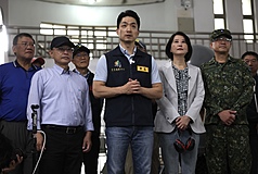 中央氣象署預計22日中午前後發布颱風薔琵陸上颱風警報，台北市長蔣萬安（前中）上午視察長安抽水站，確保防颱整備工作順利進行。