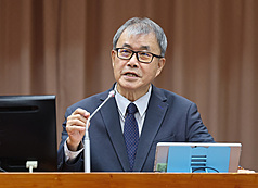 世新大學裁撤系辦、整修圖書館，接連引發爭議，學生啟動「舍我學運」。教育部長鄭英耀22日在立法院表示，已要求世新大學限期改善，若沒有改善，後續會有行政公權力介入，視情節程度減少私校獎補助款、扣減招生名額。