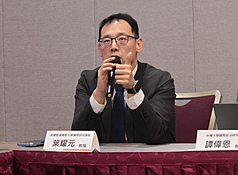 亞洲政經與和平交流協會22日在台大醫院國際會議中心召開「中國介選的手法與台灣民主防衛」座談會，美國聖湯瑪斯大學國際研究講座教授葉耀元與會。