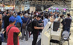 受颱風薔琵影響，民航局截至今天(23日)上午10時統計，國內線取消262架次，國際暨兩岸航線取消715架次。圖為澎湖機場人潮。(澎湖航空站提供)