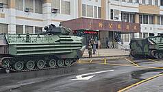 颱風薔琵持續接近台灣，軍方已啟動災害防救整備，確保接獲任務時能迅速馳援。圖為22日部署2輛AAV7兩棲突擊車、膠舟等裝備，前推至宜蘭縣蘇澳鎮公所前待命。
