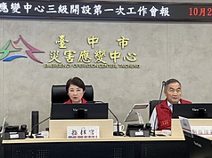 颱風薔琵來襲，台中截至今天(23日)上午有40人受傷，台中市長盧秀燕(左)提醒勿外出；警方追查發現有人利用AI合成假訊息在散播，她呼籲在颱風期間不要製造假訊息，