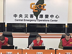 中央災害應變中心22日晚間召開颱風薔琵第4次工作會報，由指揮官劉世芳（中）主持。