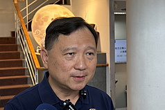 颱風薔琵來襲，台東縣政府22日晚間原宣布正常上班課，23日清晨再緊急宣布放假。台東縣副縣長王志輝出面說明。