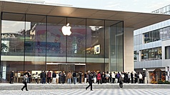 蘋果首款摺疊手機iPhone Duo 23日發售，中國的蘋果門市提早2小時開門迎客。圖為23日上午7時許，蘋果的北京三里屯門市已有消費者排隊。