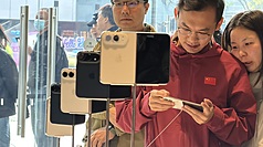 蘋果首款摺疊手機iPhone Duo 23日正式開賣。圖為北京三里屯門市的中國消費者試用新機。
