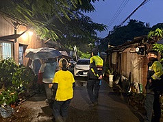 颱風薔琵來襲帶來強風豪雨，全台17個縣市已有1,725處被劃設為警戒區。圖為新北市警察局新店分局22日晚間前往小碧潭部落進行預防性撤離。(翻攝照片)