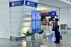 受到颱風薔琵影響，24日國內線與國際線航班多有所異動，旅客出發前務必留意。