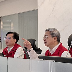經濟部長龔明鑫（右）23日視察經濟部災害緊急應變小組，邀集水利署、能源署、產業園區管理局、商業發展署，以及台水、台電等單位召開視訊會議。（經濟部水利署提供）
