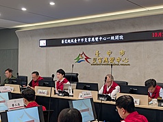 台中市長盧秀燕（後中）24日主持颱風薔琵台中災害應變中心工作會報表示，全市共獲報超過1000起災
情、164人受傷，影響近年少見。