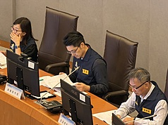 台北市政府24日上午舉辦薔琵颱風第4次工作會報，台北市長蔣萬安(中)聽取各局處報告。