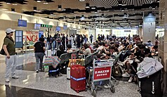 颱風薔琵漸遠離，航空公司24日下午2時35分起陸續恢復澎湖縣飛往台灣本島航班，澎湖機場湧現超過1000人候補。（澎湖航空站提供）