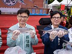 民進黨高雄市長參選人賴瑞隆(左)能否順利接棒高雄市長陳其邁(右)，攸關高雄過去20餘年來的城市轉型政策能否延續。（賴瑞隆競選團隊提供）