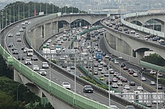 根據國道即時路況，26日中午12時國道仍大致順暢，僅零星路段車多，時速大都還能維持在40公里以上。資料照。