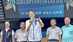 國民黨屏東縣長參選人蘇清泉（前中）25日在枋寮鄉德興宮前舉行廟口開講，致詞時提及「我們的縣長沒有養過小孩，不知道養育小孩辛苦」，引發議論。